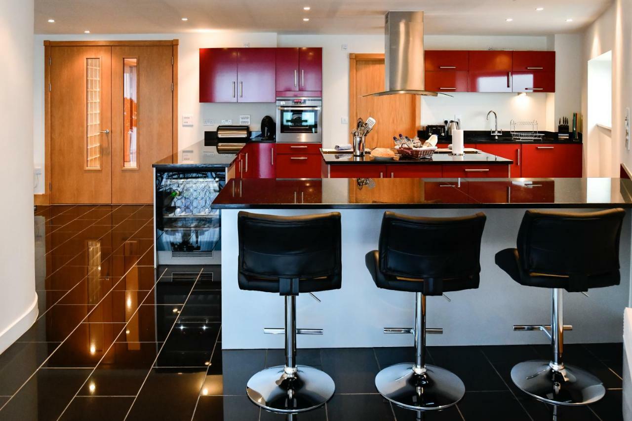 Just Stay Wales - Meridian Quay Penthouses Суонзи Екстериор снимка